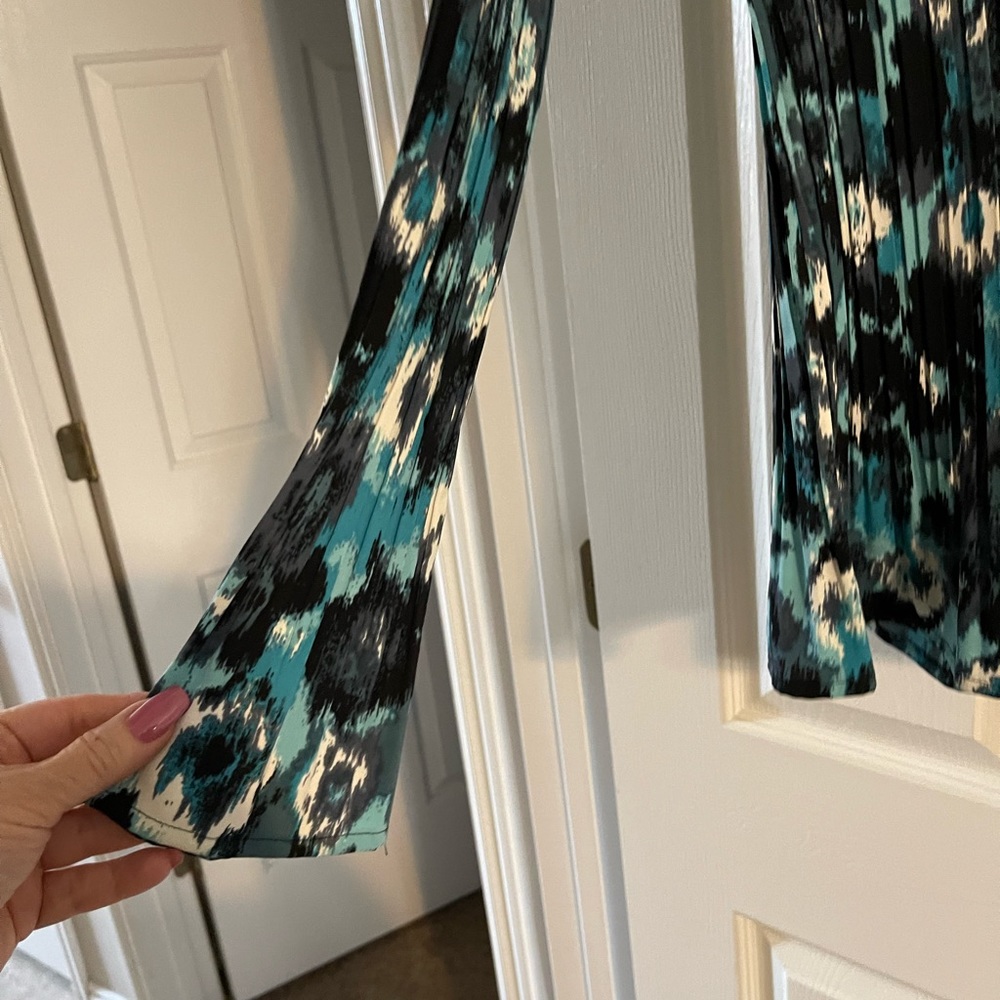 Beautiful long sleeve blouse. Button down front. Excellent condition - Picture 6 of 7